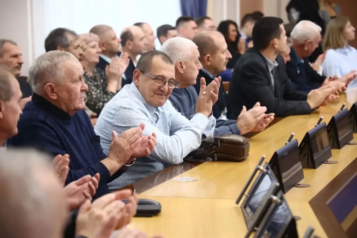 Максим Кудрявцев: Поздравил с наступающим Днём работника автомобильного и городского пассажирского транспорта специалистов и ветеранов отрасли, вручил почётные грамоты и благодарственные письма Максим Кудрявцев: Поздравил с наступающим Днём работника автомобильного и городского пассажирского транспорта специалистов и ветеранов отрасли, вручил почётные грамоты и благодарственные письма