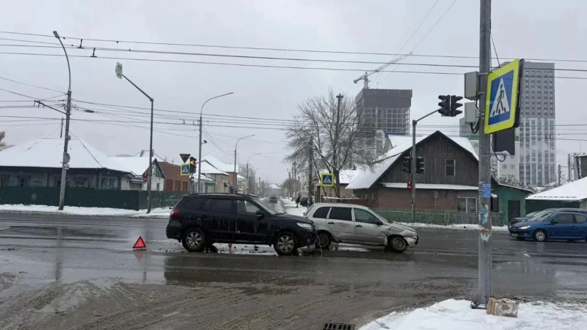 Ребёнок пострадал в ДТП. Сегодня в Заельцовском районе произошла авария: водитель «Лады Гранты» 1974 года рождения при повороте налево на регулируемом перекрестке не уступил дорогу и столкнулся со встречным Hyundai Santa Fe....