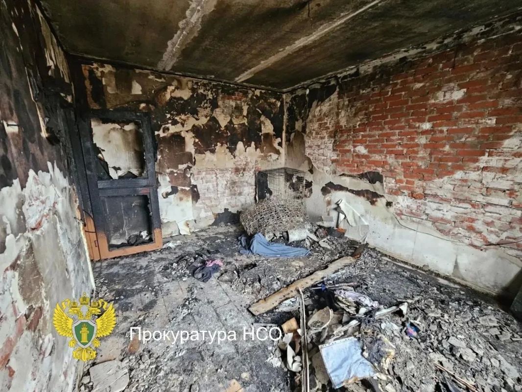 Появились фотографии квартиры в Оби, где прогремел взрыв и пострадали два человека