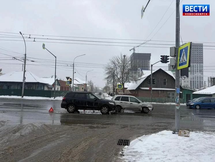 Пострадал малыш. В Заельцовском районе Новосибирска на улице Жуковского столкнулись два автомобиля