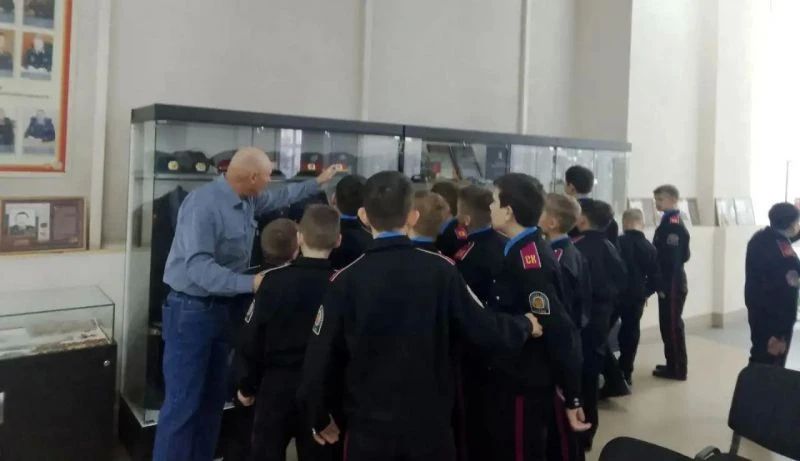 В Новосибирске сотрудники полиции и ветераны провели профилактические встречи со школьниками В Новосибирске сотрудники полиции и ветераны провели профилактические встречи со школьниками