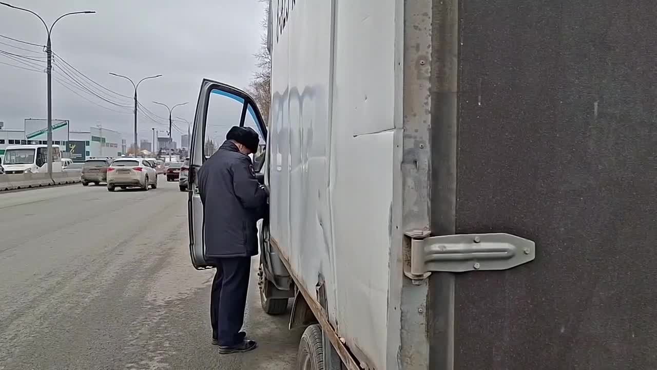 Госавтоинспекция Новосибирска выявила нарушения при проверке грузового транспорта