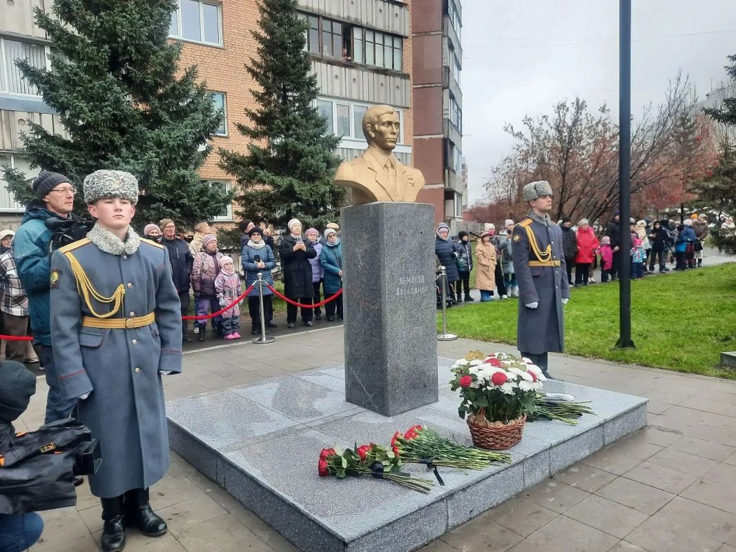 В Академгородке открылось новое общественное пространство по нацпроекту «Инфраструктура для жизни» В Академгородке открылось новое общественное пространство по нацпроекту «Инфраструктура для жизни»