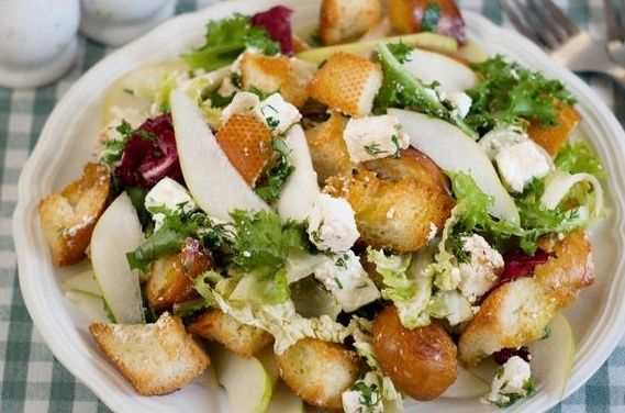Идеальное сочетание вкусов: салат с грушей, сыром фета и хрустящими сухариками