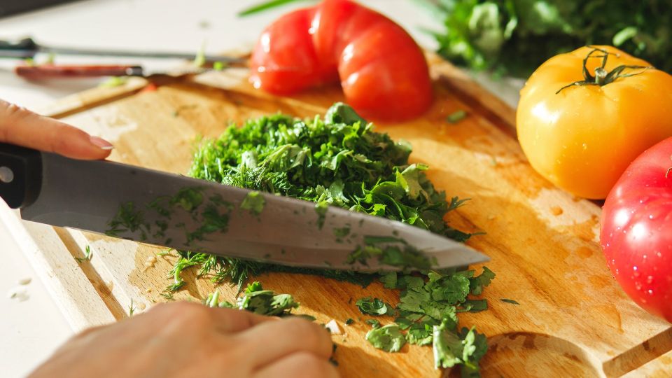 Не выбрасывайте стебли укропа и петрушки: сделайте из них эту вкуснятину