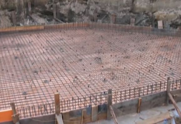 Кирпичный дом: как правильно заложить фундамент своими руками