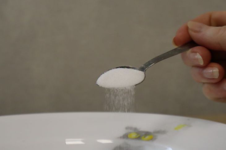 Эффективный помощник: как использовать соль в быту – 4 полезных лайфхака для кухни и дома