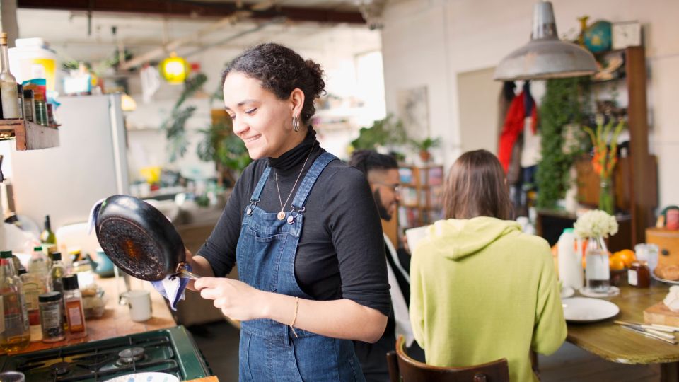 Жир, гарь и еда «с дымком»: почему француженки по 10 лет не моют сковороды