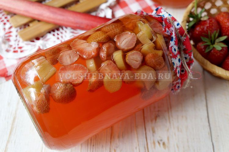 Наслаждение зимой: рецепт компота из клубники и ревеня