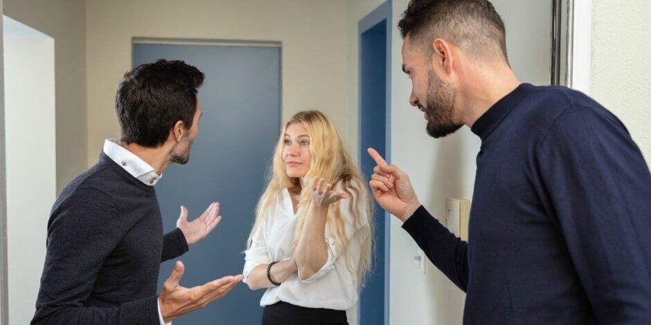 Как справиться с незаконными дверями и мусором в коридорах: советы для жильцов