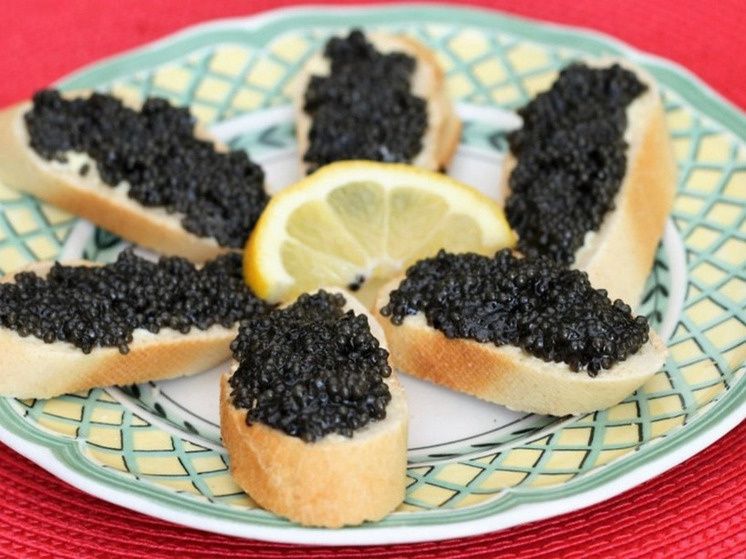 Бутерброд с черной икрой: как новогоднее угощение бьет по карману