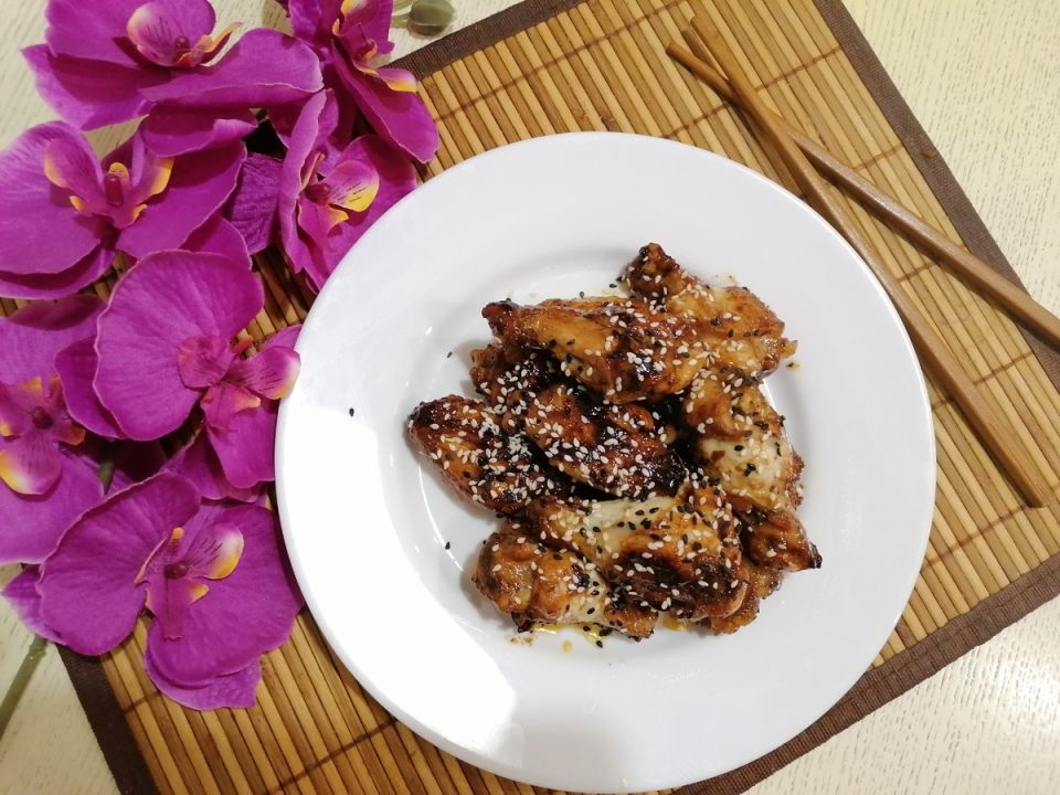 Куриные крылышки в соево-медовом соусе: за полчаса к столу