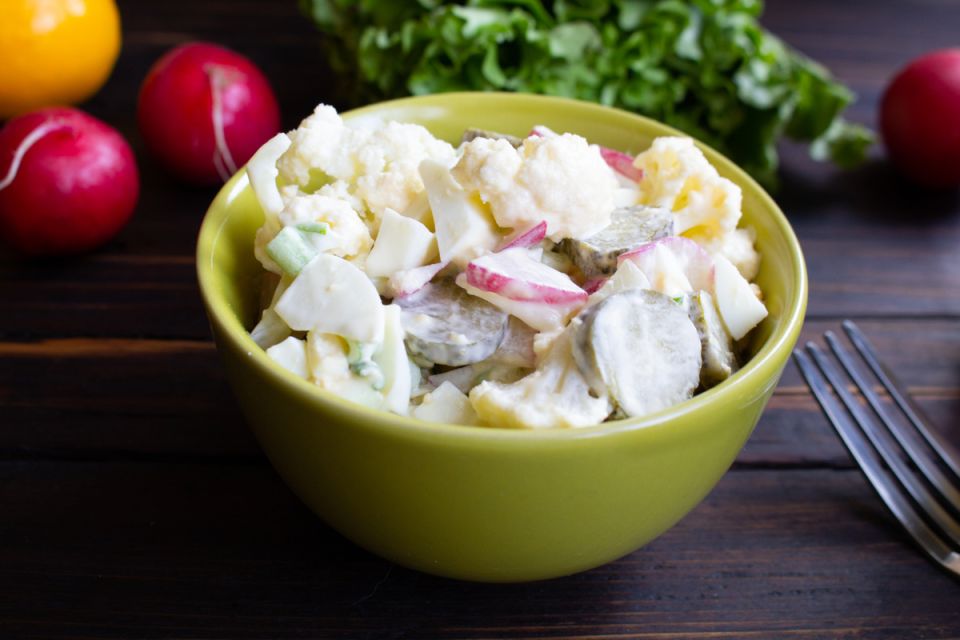 Салат из цветной капусты с яйцами и редисом: простой и полезный вкус
