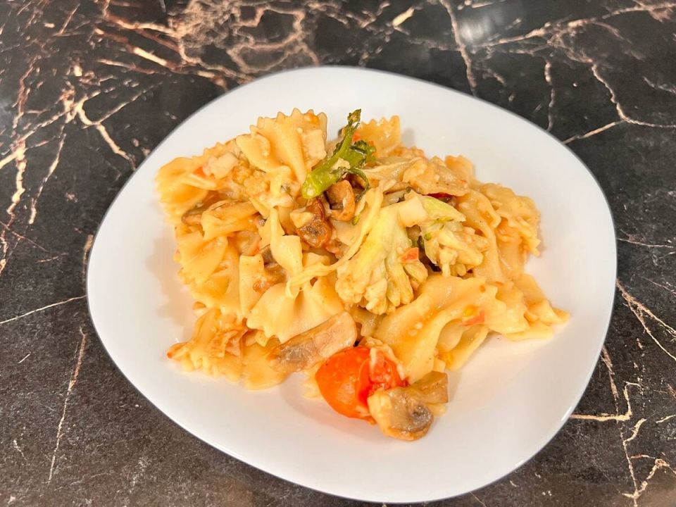 Макароны с грибами и овощами на ужин — спокойное решение для семейного меню