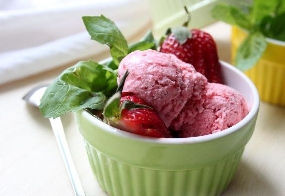 Освежающее клубничное мороженое из сметаны в домашних условиях