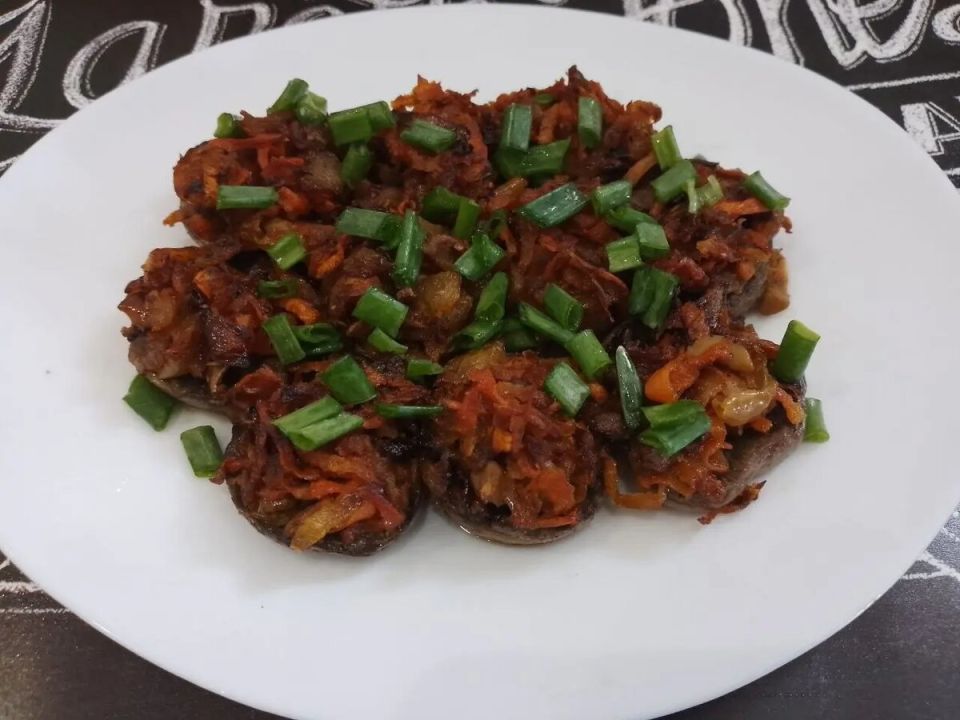 Запеченные грибы с луком и морковью: вкусно и просто