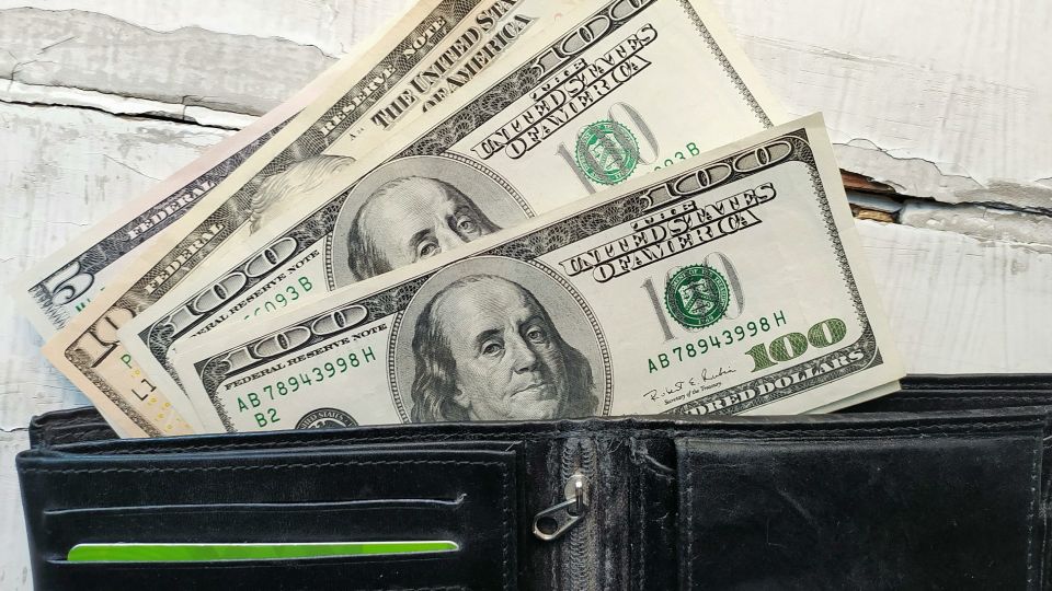 Лучше забыть: россиянам посоветовали, что делать с долларами