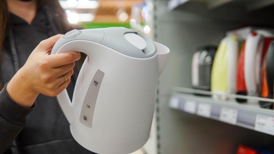 Дорогой химии не понадобится: запах пластика в чайнике исчезнет раз и навсегда